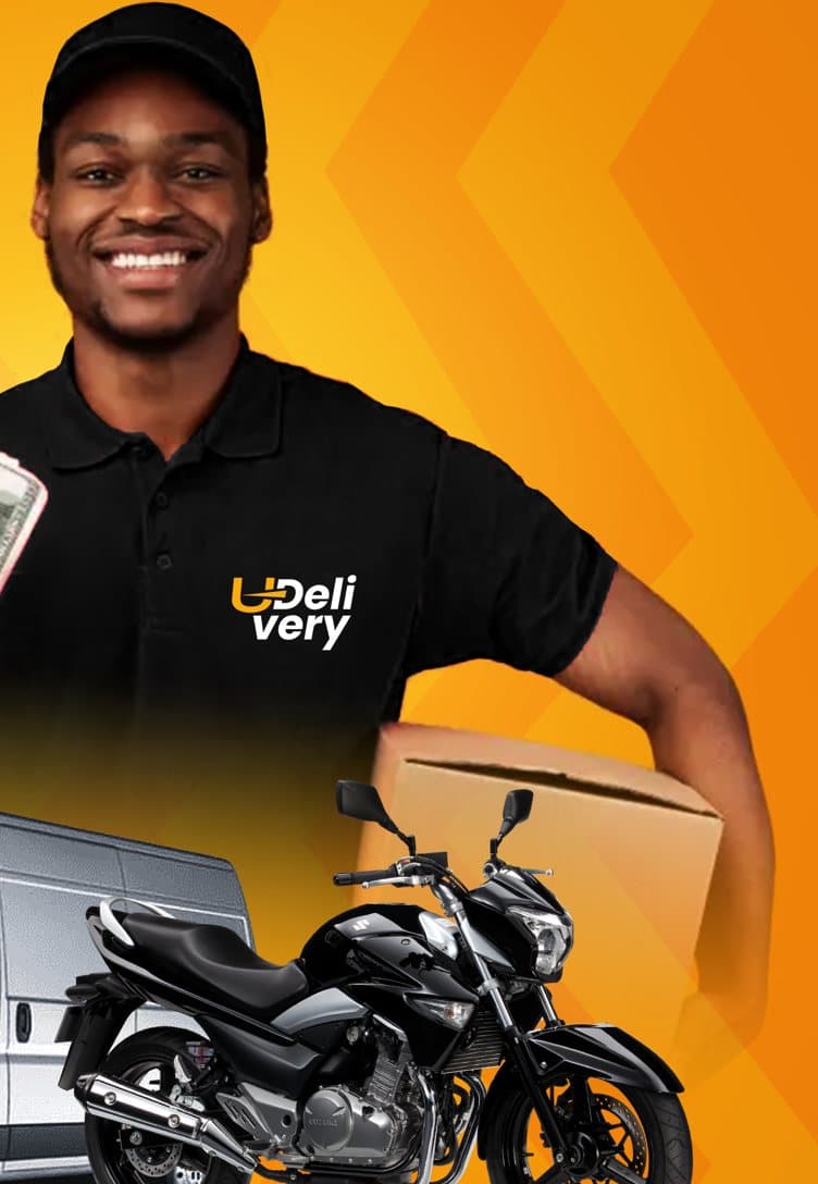 Livreur UDelivery souriant, colis sous le bras